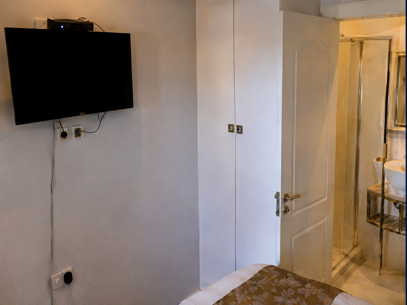 Le Pearl room interior and private bathroom entrance
